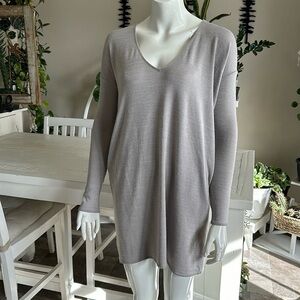 Wilfred free Aritzia, long sleeve T-shirt, dress gray V-neck size XS